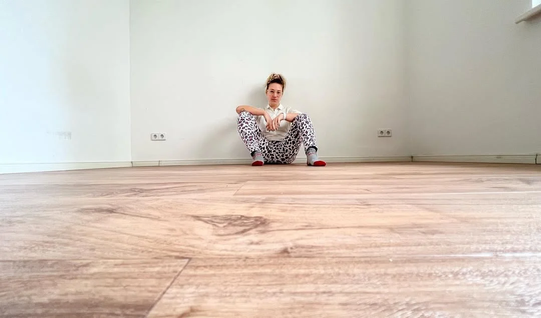 Zoe Barossi sitzt allein in ihrer ersten eigenen Wohnung in Berlin