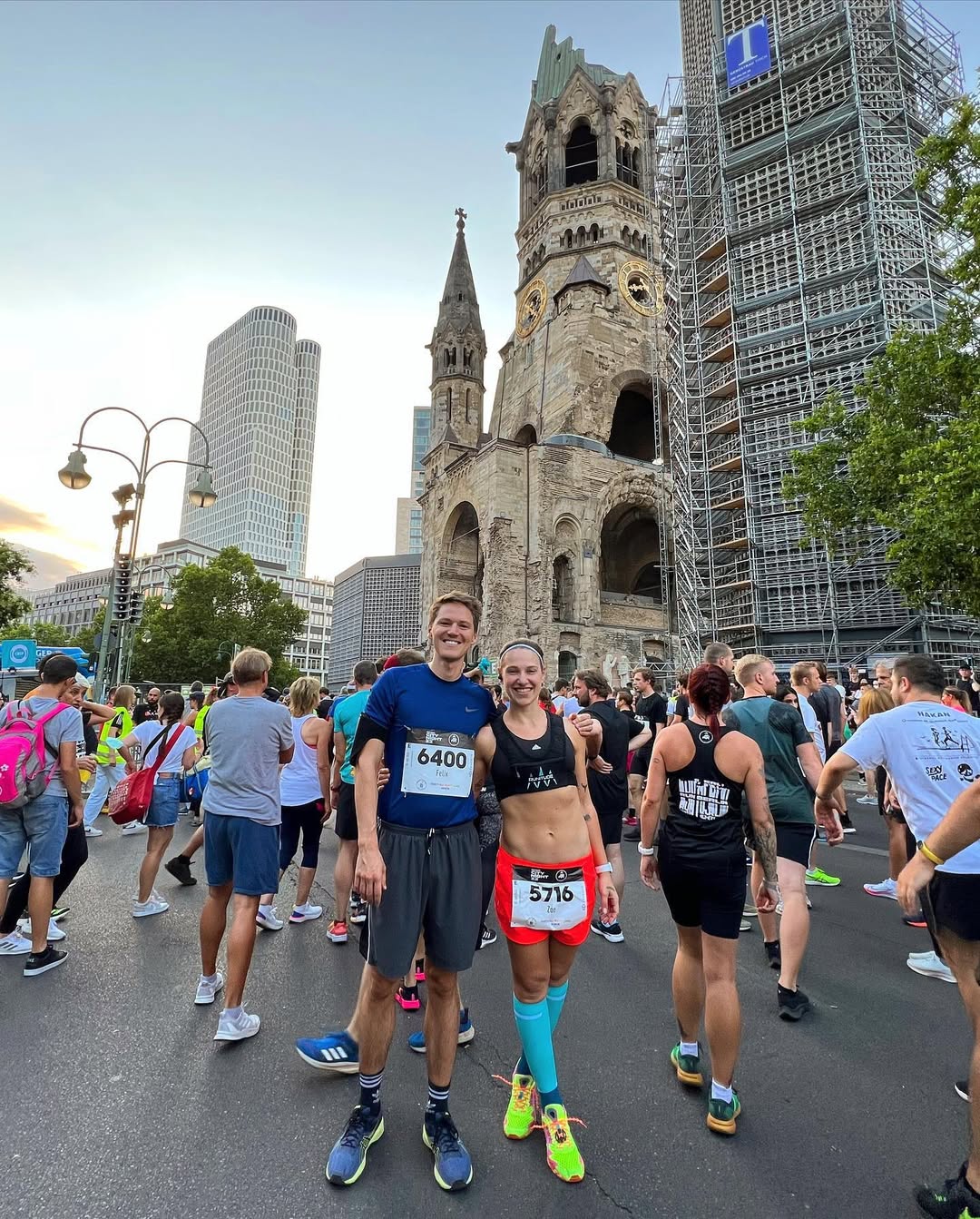 Zoe Barossi nach dem ARCN 10k-Lauf vor der Kaiser-Wilhelm-Gedächtniskirche in Berlin