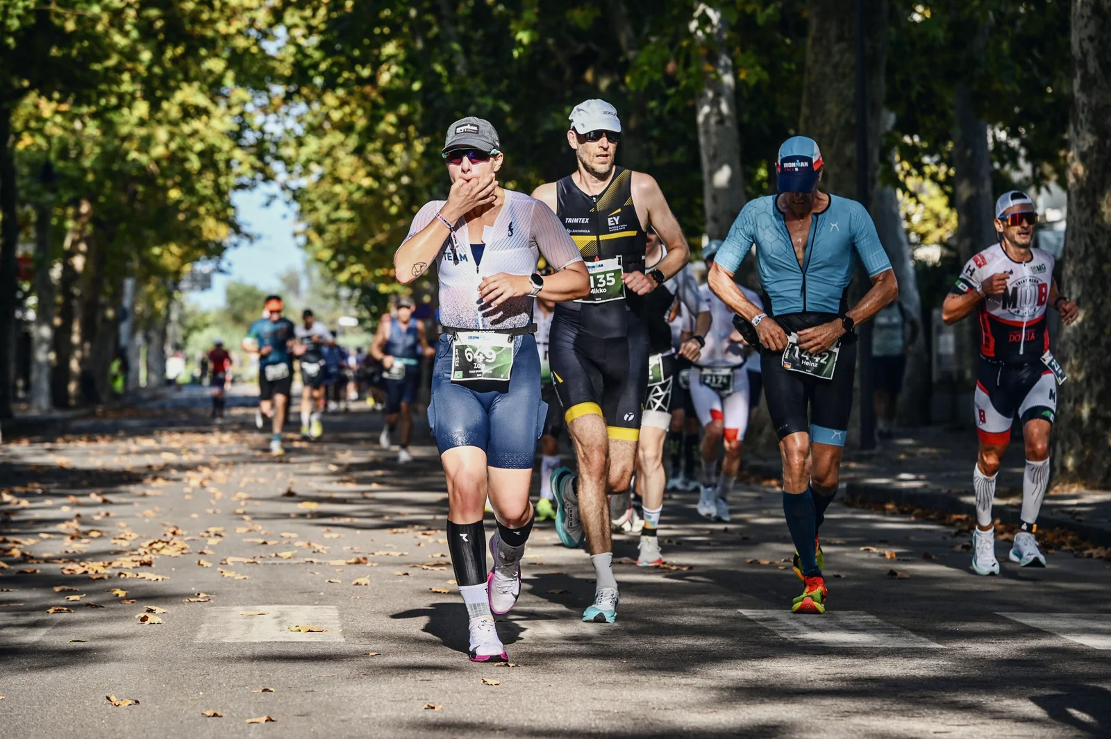 Zoe Barossi läuft bei 35°C durch Cervia, Hand über dem Mund