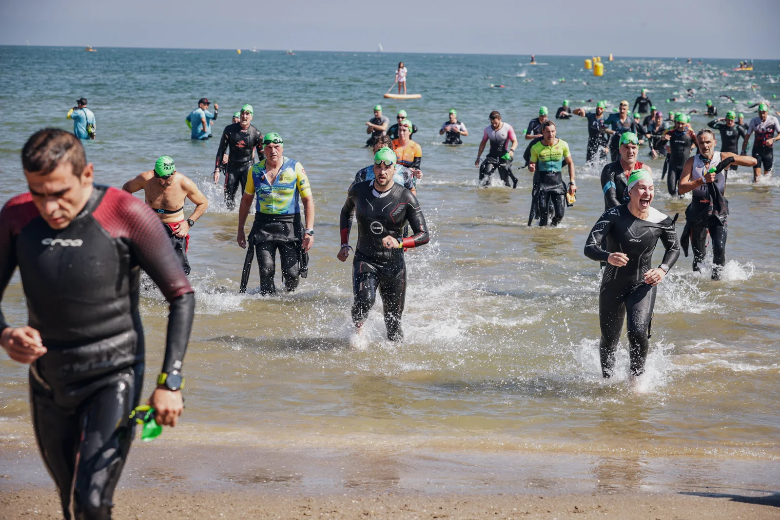 Zoe Barossi beim Schwimmausstieg am Strand von Cervia